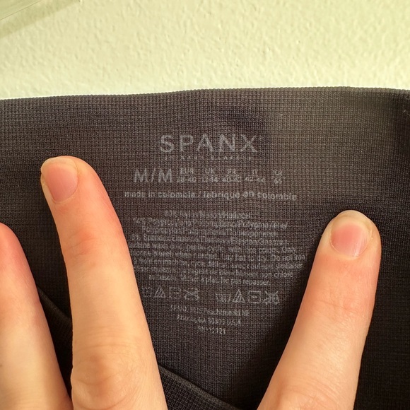 Spanx Seamless Shaping Leggings Black With Aztec Stripes on the Sides. - Picture 4 of 4